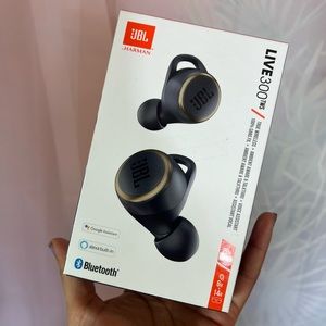 JBL harman Live300 wireless bluetooth earbuds